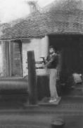 Học trò cố võ sư Trần Văn Phùng tập mộc nhân (năm 1951)